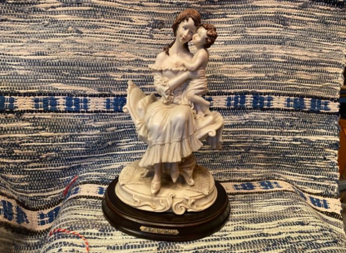 beeldje moeder en kind