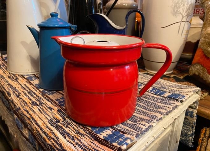 rood emaille melkkoker