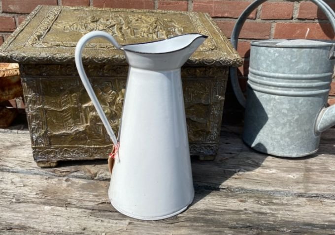 wit emaille schenkkan